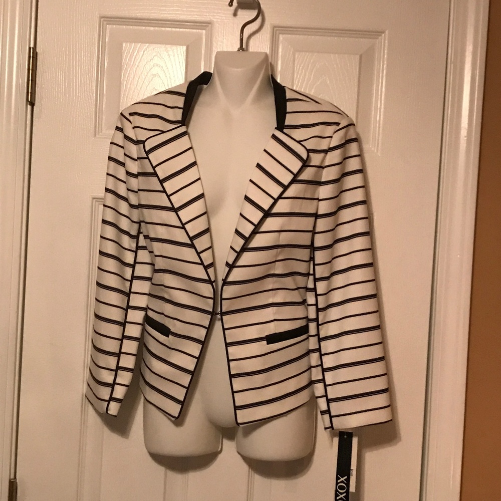 XOXO Black & White Blazer w/Hook Closure